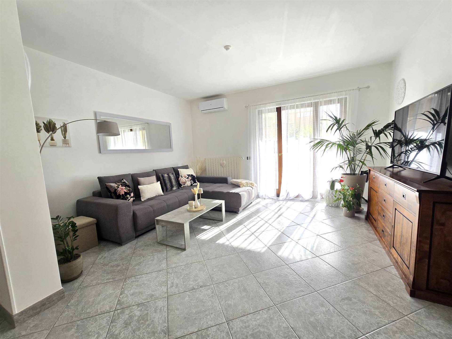 Vendita – Zona Arenazza, Luminoso Appartamento Con Veranda E Box